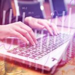 Ondernemer die inlogt op een zakelijk belastingportaal via laptop