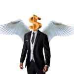 Ondernemer die financiële documenten doorneemt aan bureau