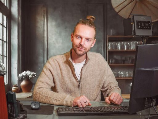 Ondernemer bestudeert een regionale kaart voor een vestigingslocatie beslissing