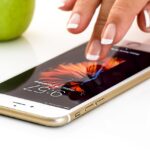 Ondernemer bekijkt zakelijke bankrekening op smartphone