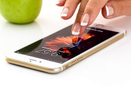 Ondernemer bekijkt zakelijke bankrekening op smartphone