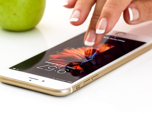 Ondernemer bekijkt zakelijke bankrekening op smartphone