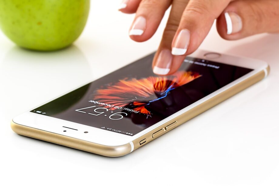 Ondernemer bekijkt zakelijke bankrekening op smartphone
