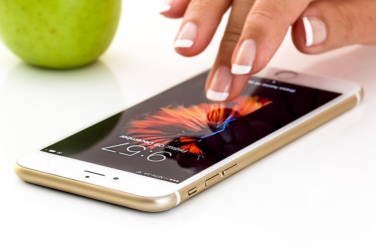Ondernemer bekijkt zakelijke bankrekening op smartphone