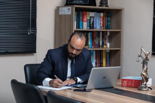 Kleine ondernemer die facturen en administratie doet aan een bureau