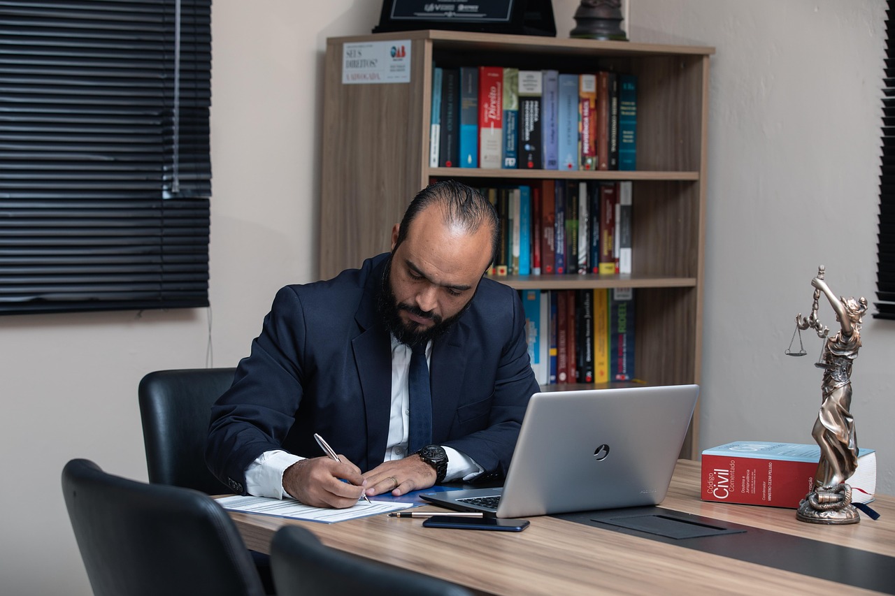 Kleine ondernemer die facturen en administratie doet aan een bureau