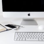 Ondernemer achter bureau met telefoon en laptop voor zakelijke communicatie