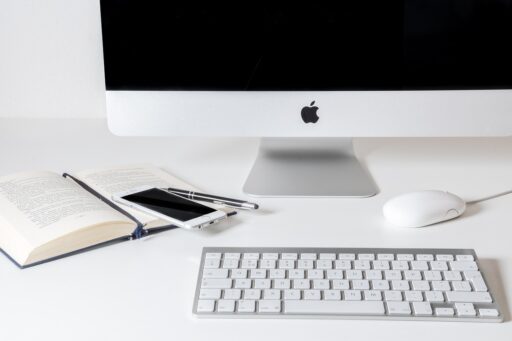 Ondernemer achter bureau met telefoon en laptop voor zakelijke communicatie