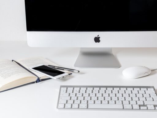 Ondernemer achter bureau met telefoon en laptop voor zakelijke communicatie