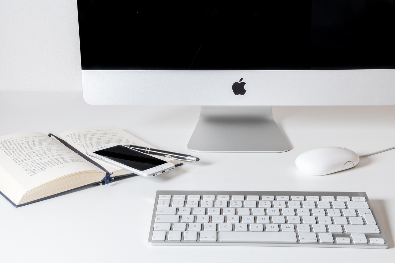 Ondernemer achter bureau met telefoon en laptop voor zakelijke communicatie