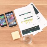 Ondernemer die een strategisch plan uitwerkt aan een bureau met aantekeningen