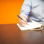Startende ondernemer werkt aan een businessplan aan een bureau