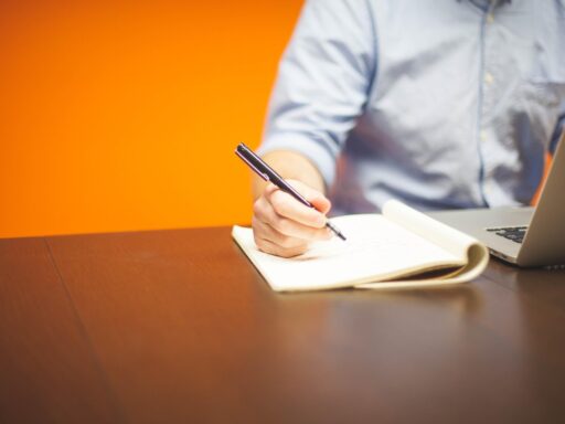 Startende ondernemer werkt aan een businessplan aan een bureau