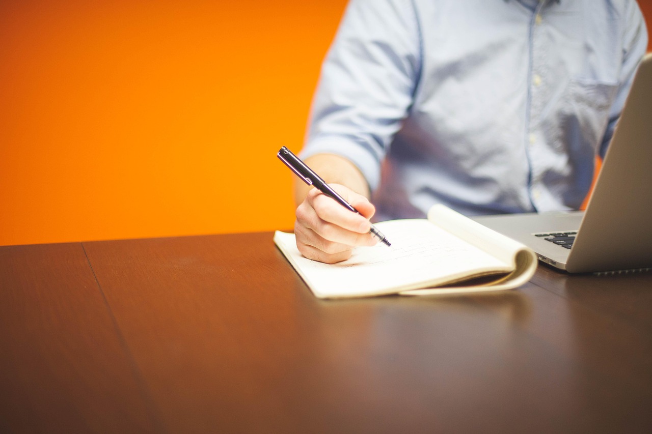 Startende ondernemer werkt aan een businessplan aan een bureau