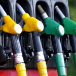 Ondernemer houdt een zakelijke tankpas bij een auto