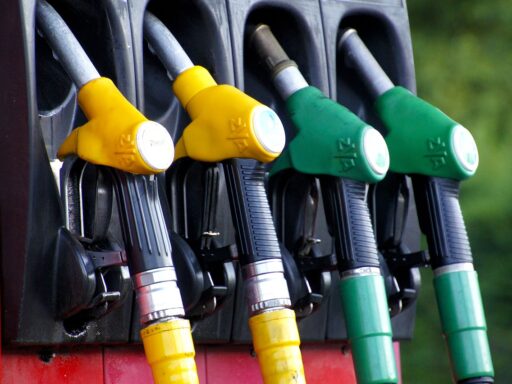 Ondernemer houdt een zakelijke tankpas bij een auto