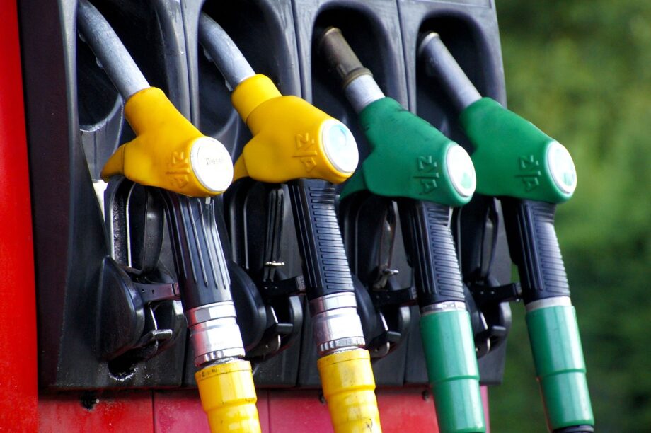 Ondernemer houdt een zakelijke tankpas bij een auto