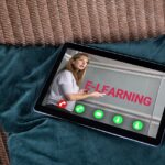 Ondernemer in een professionele videocall met internationale zakelijke partners