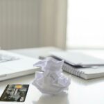 Zakelijke creditcard op een bureau naast een laptop en zakelijke documenten