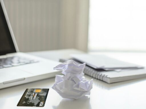 Zakelijke creditcard op een bureau naast een laptop en zakelijke documenten