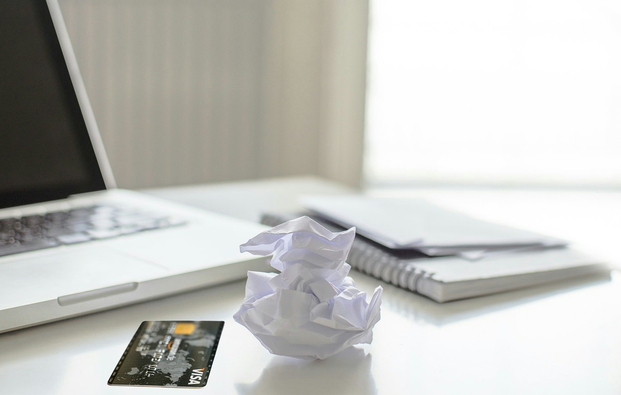 Zakelijke creditcard op een bureau naast een laptop en zakelijke documenten