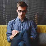 Ondernemer die zakelijke grafieken bestudeert aan bureau