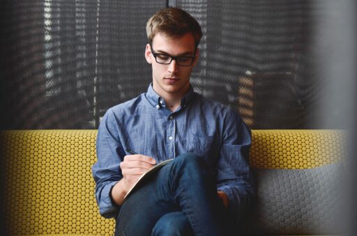 Ondernemer die zakelijke grafieken bestudeert aan bureau