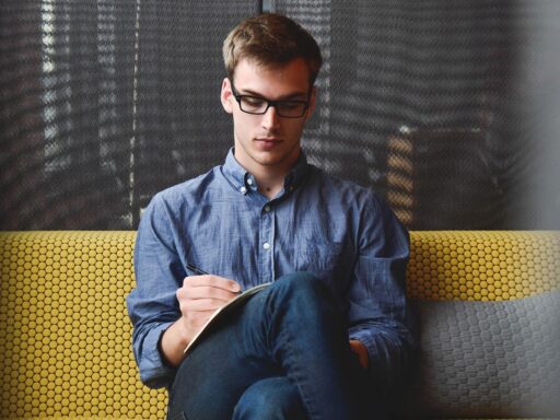 Ondernemer die zakelijke grafieken bestudeert aan bureau
