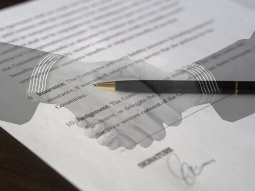 Twee zakenmensen schudden handen bij het ondertekenen van een internationaal handelscontract