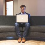 Freelancer die achter een laptop een factuur opmaakt voor een buitenlandse klant
