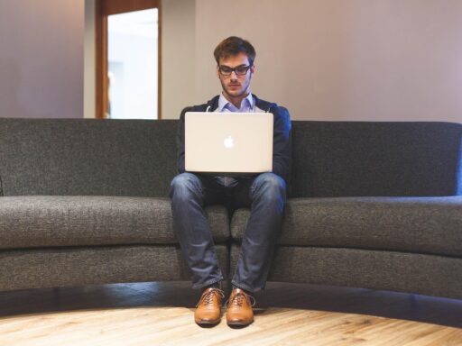Freelancer die achter een laptop een factuur opmaakt voor een buitenlandse klant