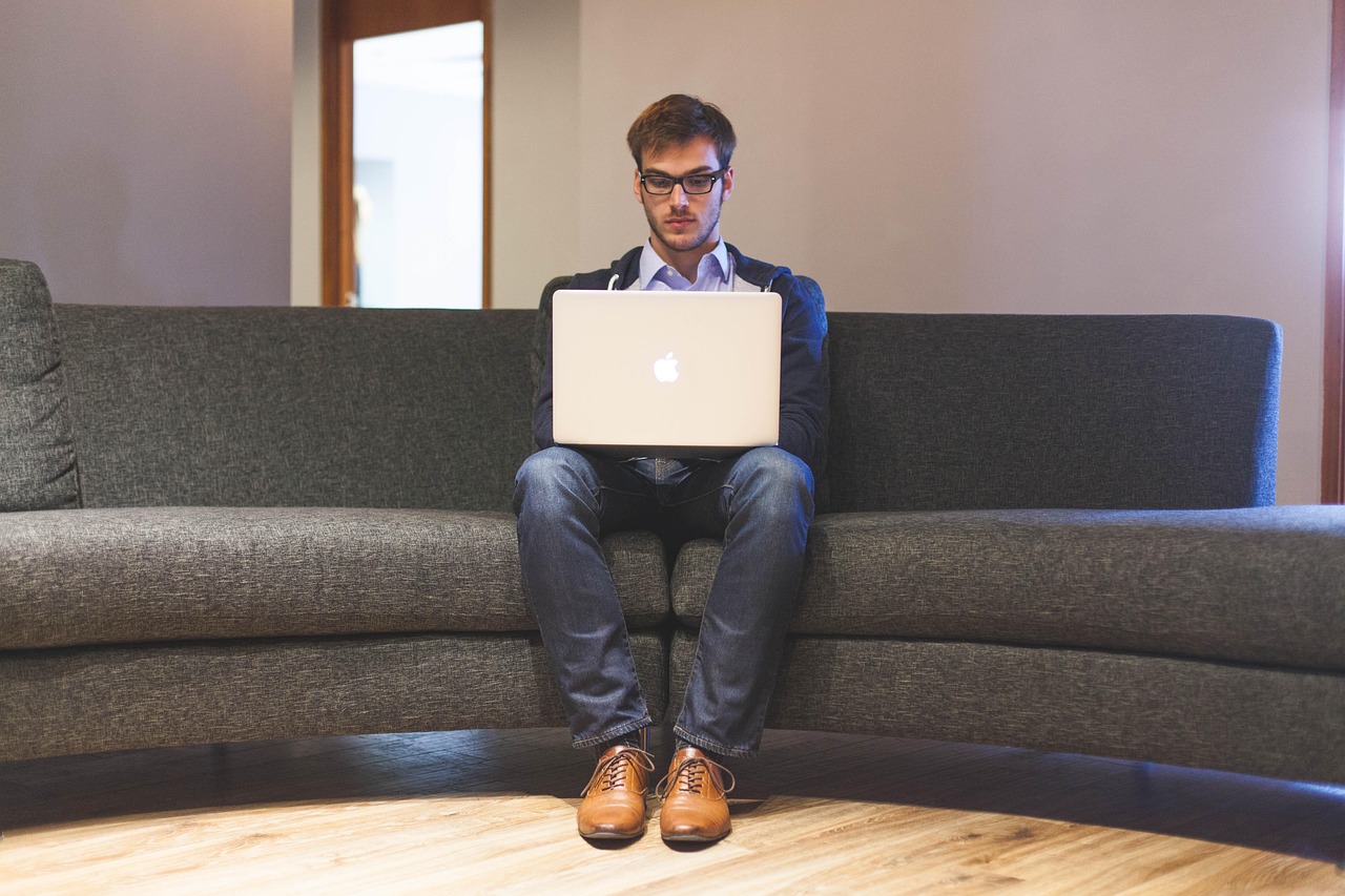 Freelancer die achter een laptop een factuur opmaakt voor een buitenlandse klant