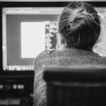 Zzp'er werkt op laptop met boekhoudsoftware en bankapp open