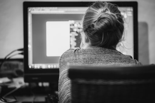 Zzp'er werkt op laptop met boekhoudsoftware en bankapp open