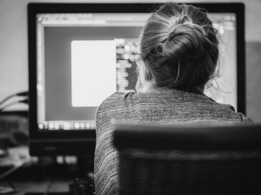 Zzp'er werkt op laptop met boekhoudsoftware en bankapp open