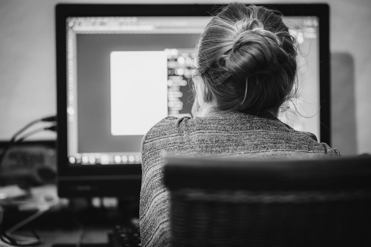 Zzp'er werkt op laptop met boekhoudsoftware en bankapp open