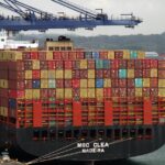 Containerschip in haven klaar voor export van goederen naar het buitenland