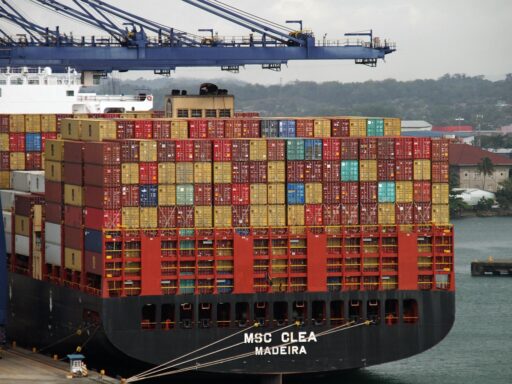 Containerschip in haven klaar voor export van goederen naar het buitenland