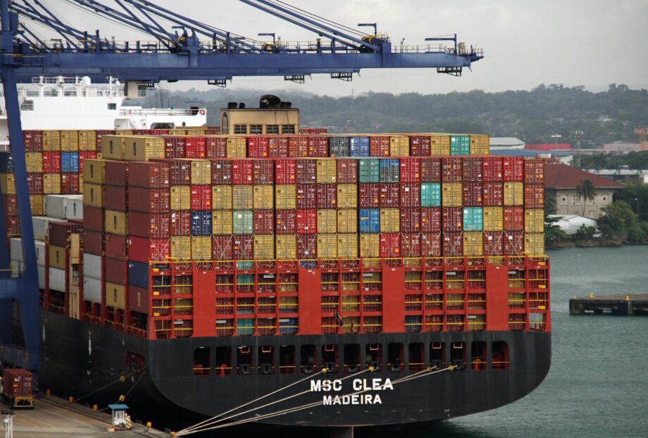 Containerschip in haven klaar voor export van goederen naar het buitenland