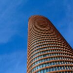 Adviseur met klembord inspecteert technische installatie in een mkb-kantoorpand voor een energieaudit
