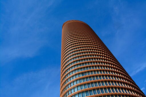 Adviseur met klembord inspecteert technische installatie in een mkb-kantoorpand voor een energieaudit