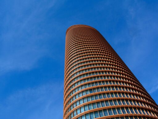 Adviseur met klembord inspecteert technische installatie in een mkb-kantoorpand voor een energieaudit