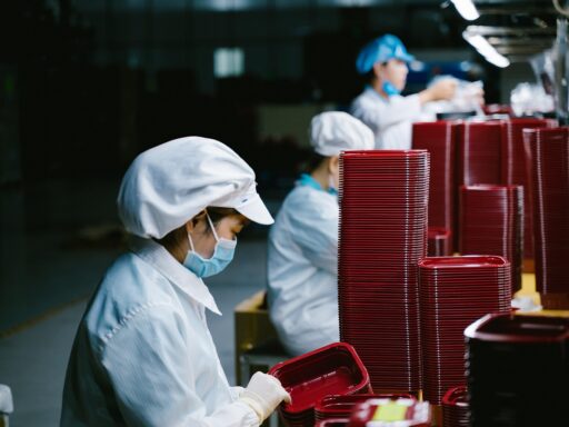 Werknemer in een automotive toeleveringsfabriek bij machineonderdelen