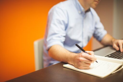 Ondernemer controleert een verdacht e-mailbericht op zijn laptop