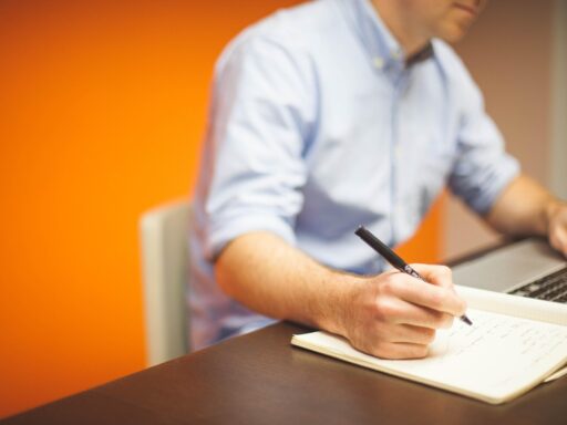 Ondernemer controleert een verdacht e-mailbericht op zijn laptop