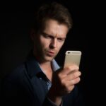 Ondernemer bekijkt zijn Google Bedrijfsprofiel op een smartphone