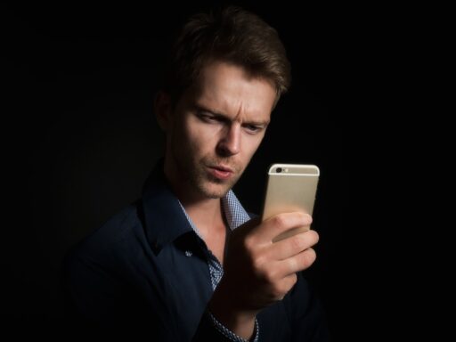 Ondernemer bekijkt zijn Google Bedrijfsprofiel op een smartphone