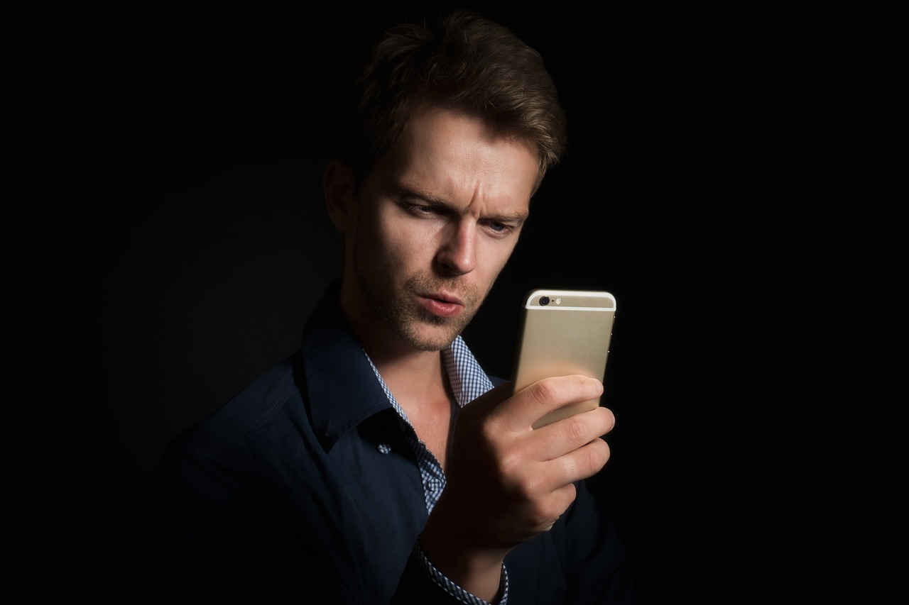 Ondernemer bekijkt zijn Google Bedrijfsprofiel op een smartphone