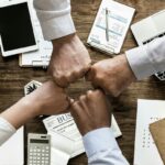 Familieleden in gesprek tijdens een zakelijke vergadering op kantoor