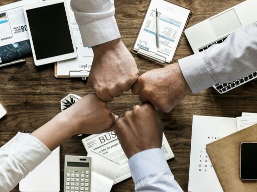Familieleden in gesprek tijdens een zakelijke vergadering op kantoor